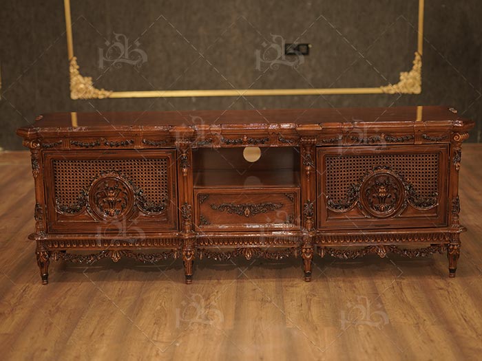 Angel-TV-stand ساخته شده از چوب راش گرید A با کیفیت ممتاز رنگ ماشین طبیعی با پوشش سوپر براق سایز استاندارد ۱۸۰ سانتیمتر منبتکاریها تماما کار دست استادکاران دربها تزئین شده با حصیر چوب بامبو وارداتی موج طبیعی چوب راش روی بدنه کاملاً مشخص است پوشش نهایی با پلیاورتان ترک برای دوام بیشتر طراحی مدرن با اصالت کلاسیک قابل سفارش با رنگبندی متنوع و نامحدود هماهنگ با ست کنسول و ویترین آنجل