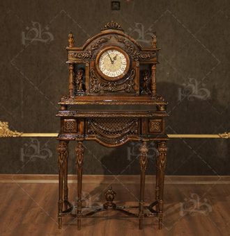 ساعت باروک با طراحی منبت‌کاری پرآرایه مصری ساختار دو تکه با هماهنگی کامل رنگ سوپر براق و جذاب متریال چوب راش گرید A گرجستان موج طبیعی چوب راش در محصول قابل مشاهده است دارای یک عدد کشو کاربردی موتور ساعت ژاپنی اصل طراحی لوکس و مناسب دکوراسیون کلاسیک ترکیبی از هنر منبت و کیفیت بالای ساخت محصولی مقاوم و بادوام برای استفاده طولانی مدت