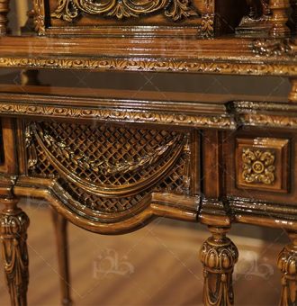 ساعت باروک با طراحی منبت‌کاری پرآرایه مصری ساختار دو تکه با هماهنگی کامل رنگ سوپر براق و جذاب متریال چوب راش گرید A گرجستان موج طبیعی چوب راش در محصول قابل مشاهده است دارای یک عدد کشو کاربردی موتور ساعت ژاپنی اصل طراحی لوکس و مناسب دکوراسیون کلاسیک ترکیبی از هنر منبت و کیفیت بالای ساخت محصولی مقاوم و بادوام برای استفاده طولانی مدت