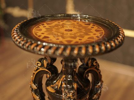 ساخته شده از چوب راش گرید A گرجستان طراحی لوکس با سبک مصری سلطنتی منبت‌کاری کامل و کاملاً کار دست استادکاران رنگ زیرکار گردویی با فینیش مشکی سوپر براق ماشینی صفحه کار معرق شده با طرحی هنری و چشم‌نواز امکان تغییر صفحه کار طبق سلیقه مشتری استحکام بالا و ماندگاری طولانی‌مدت طراحی خاص و متفاوت برای دکوراسیون فاخر مناسب سالن‌های پذیرایی لوکس و فضای کلاسیک قابلیت هماهنگی با مبلمان و سرویس‌های سلطنتی