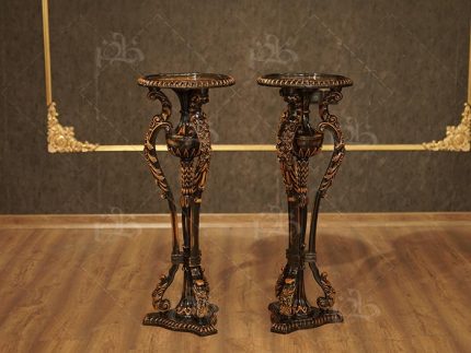 ساخته شده از چوب راش گرید A گرجستان طراحی لوکس با سبک مصری سلطنتی منبت‌کاری کامل و کاملاً کار دست استادکاران رنگ زیرکار گردویی با فینیش مشکی سوپر براق ماشینی صفحه کار معرق شده با طرحی هنری و چشم‌نواز امکان تغییر صفحه کار طبق سلیقه مشتری استحکام بالا و ماندگاری طولانی‌مدت طراحی خاص و متفاوت برای دکوراسیون فاخر مناسب سالن‌های پذیرایی لوکس و فضای کلاسیک قابلیت هماهنگی با مبلمان و سرویس‌های سلطنتی