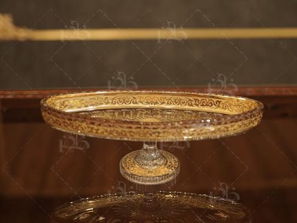 ساخته‌شده از کریستال ۲۴ درصد با طلاکاری ۱۲ عیار طراحی لوکس و شیک مخصوص سرو رولت و کیک حکاکی‌های امیخ و کار دست با جزئیات ظریف براقیت و درخشندگی بی‌نظیر در نور دارای گارانتی مادام‌العمر و ضمانت اصالت مقاوم در برابر خط و خش و کدر شدن سایز استاندارد مناسب برای سرو انواع شیرینی قابل سفارش به‌صورت تکی یا همراه با سایر ظروف کریستال انتخابی ایده‌آل برای سرویس جهازیه عروس قابل ست شدن با میوه‌خوری، شکلات‌خوری و آجیل‌خوری کریستال