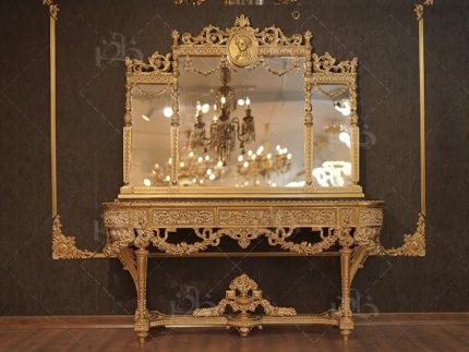 کنسول لوکس داتیس با طراحی پرآرایه مصری ابعاد استاندارد ۱۸۰ سانتی‌متر منبت‌کاری‌ها تماما کار دست استادکاران استفاده از قطر ۳۰ سانتی‌متر چوب برای کنده‌کاری قاب آیینه ست شده با امکان سفارش مدل‌های دیگر امکان سفارش بدون قاب آیینه پوشش ورق طلا قطر ۲.۵ میلی‌متر با پتینه‌کاری خاص اجرای رنگ سوپر براق برای درخشندگی بی‌نظیر صفحه کار سنگی گلدن بلک پولیش شده قابلیت تغییر رنگ و نوع سنگ صفحه طبق سلیقه مشتری