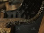 طراحی ترکیبی با دو مبل تک‌نشیـن پشت چوب و دو مبل پشت پارچه کاناپه ۴ متری سه‌تکه برای حمل و جابه‌جایی آسان رنگ مشکی سوپر براق با پرداخت پولیشی استفاده از پارچه ترک فستینو باکیفیت و مقاوم اسفنج ۳۰ کیلویی پورتان برای راحتی و دوام بالا اسکلت ساخته شده از چوب راش گرید A میز جلو مبلی با قطر ۱۴۰ سانتی‌متر (قابل سفارش در سایز ۱۲۰) منبت‌کاری ظریف تماما کا ر دست و چشم‌نواز روی دسته‌ها قابلیت ترکیب و هماهنگ‌سازی با مدل‌های دیگر فروشگاه مناسب دکوراسیون لوکس و فضای پذیرایی مدرن یا کلاسیک