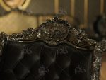 طراحی ترکیبی با دو مبل تک‌نشیـن پشت چوب و دو مبل پشت پارچه کاناپه ۴ متری سه‌تکه برای حمل و جابه‌جایی آسان رنگ مشکی سوپر براق با پرداخت پولیشی استفاده از پارچه ترک فستینو باکیفیت و مقاوم اسفنج ۳۰ کیلویی پورتان برای راحتی و دوام بالا اسکلت ساخته شده از چوب راش گرید A میز جلو مبلی با قطر ۱۴۰ سانتی‌متر (قابل سفارش در سایز ۱۲۰) منبت‌کاری ظریف تماما کا ر دست و چشم‌نواز روی دسته‌ها قابلیت ترکیب و هماهنگ‌سازی با مدل‌های دیگر فروشگاه مناسب دکوراسیون لوکس و فضای پذیرایی مدرن یا کلاسیک